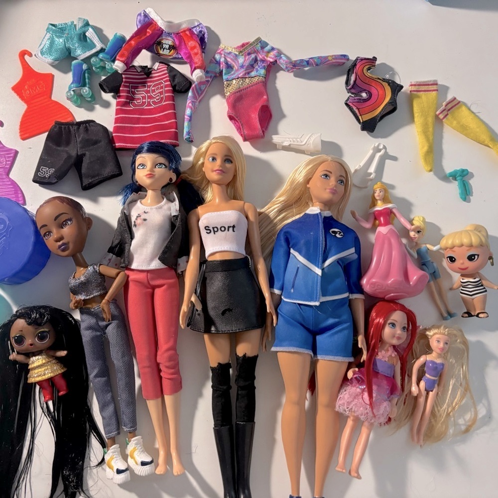 (5/50$) Barbie and dolls + clothes and accessories doll lot Barbie, LOL OMG, etc